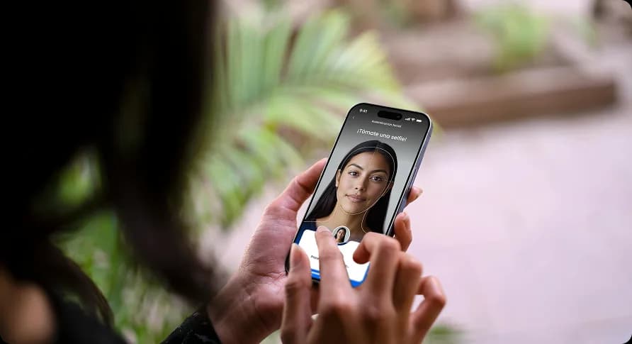Persona usando su teléfono para acceder a Bankaool