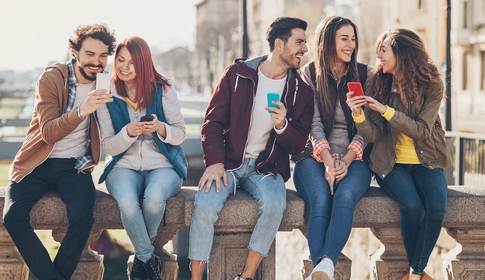Usuarios de Bankaool con sus celulares